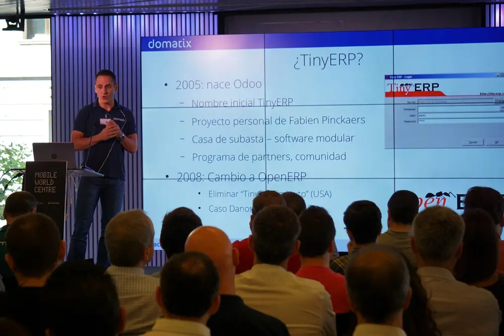 Domatix explicando la historia de Odoo en una charla