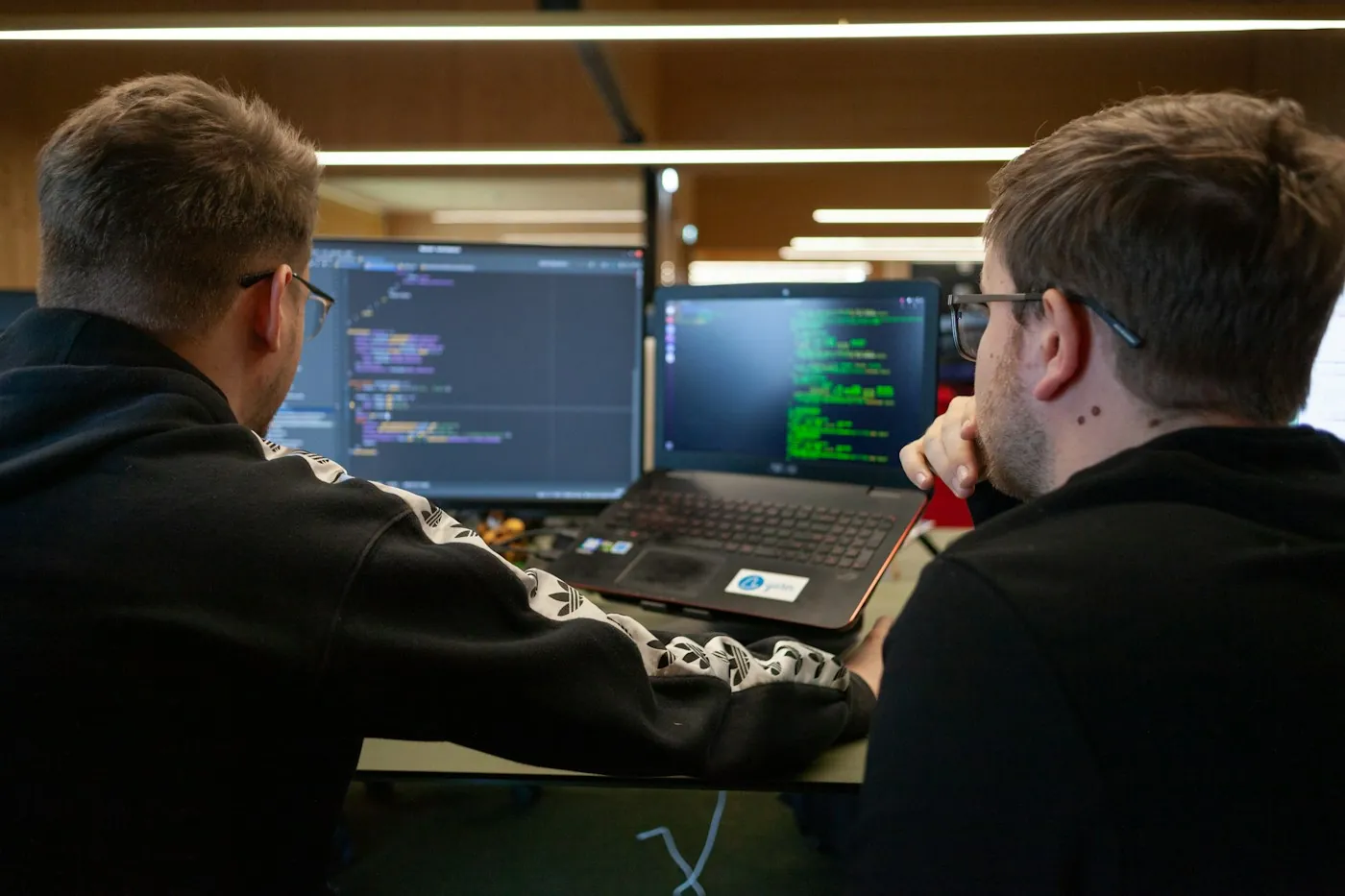 Desarrolladores de Domatix en pair programming