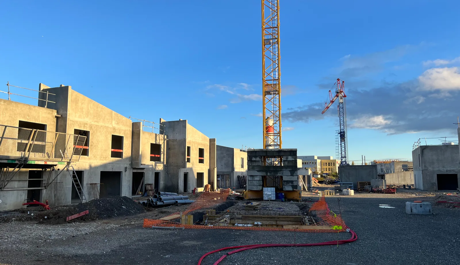 Obra de viviendas en construcción con grúas