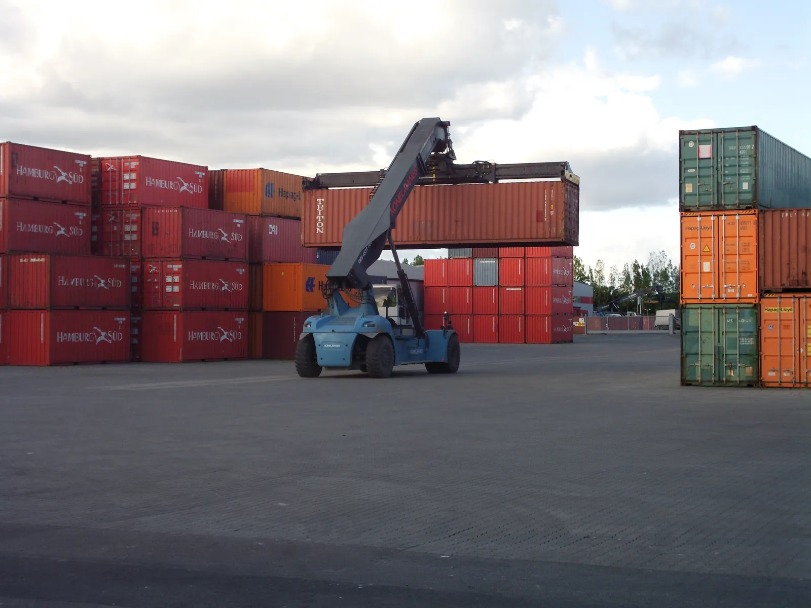 Grúa portacontenedores moviendo contenedores en una terminal