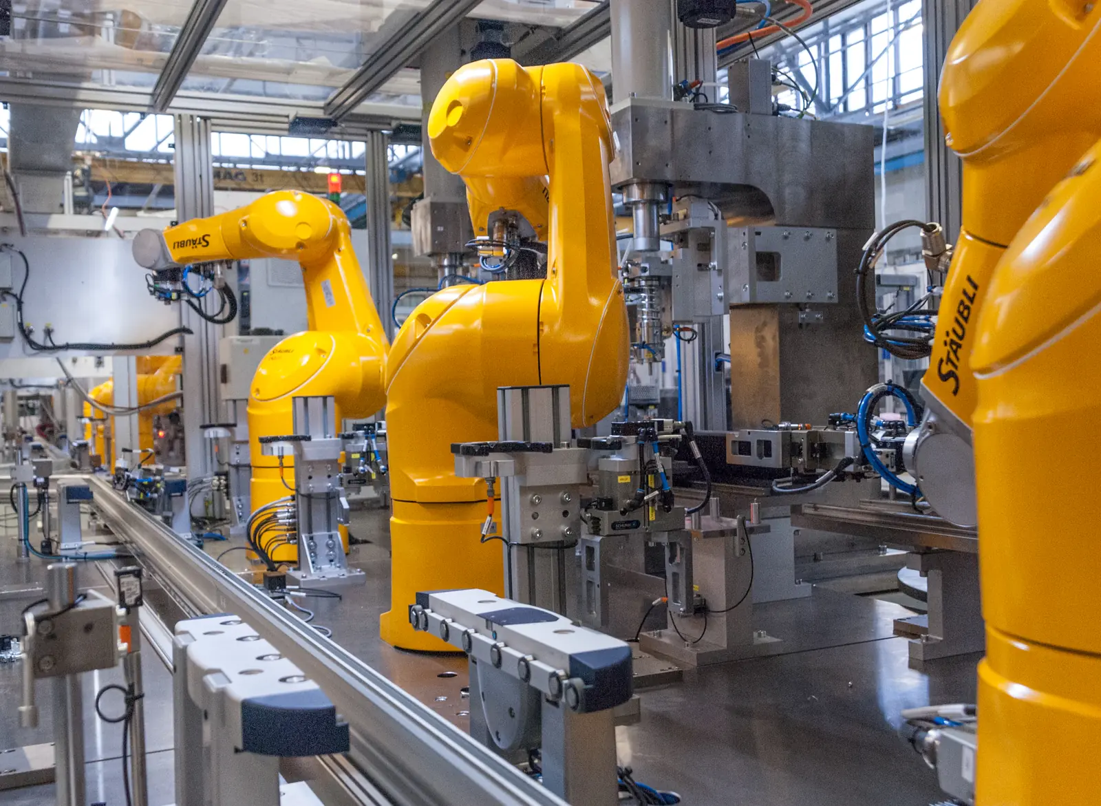 Línea de fabricación automatizada con brazos robóticos