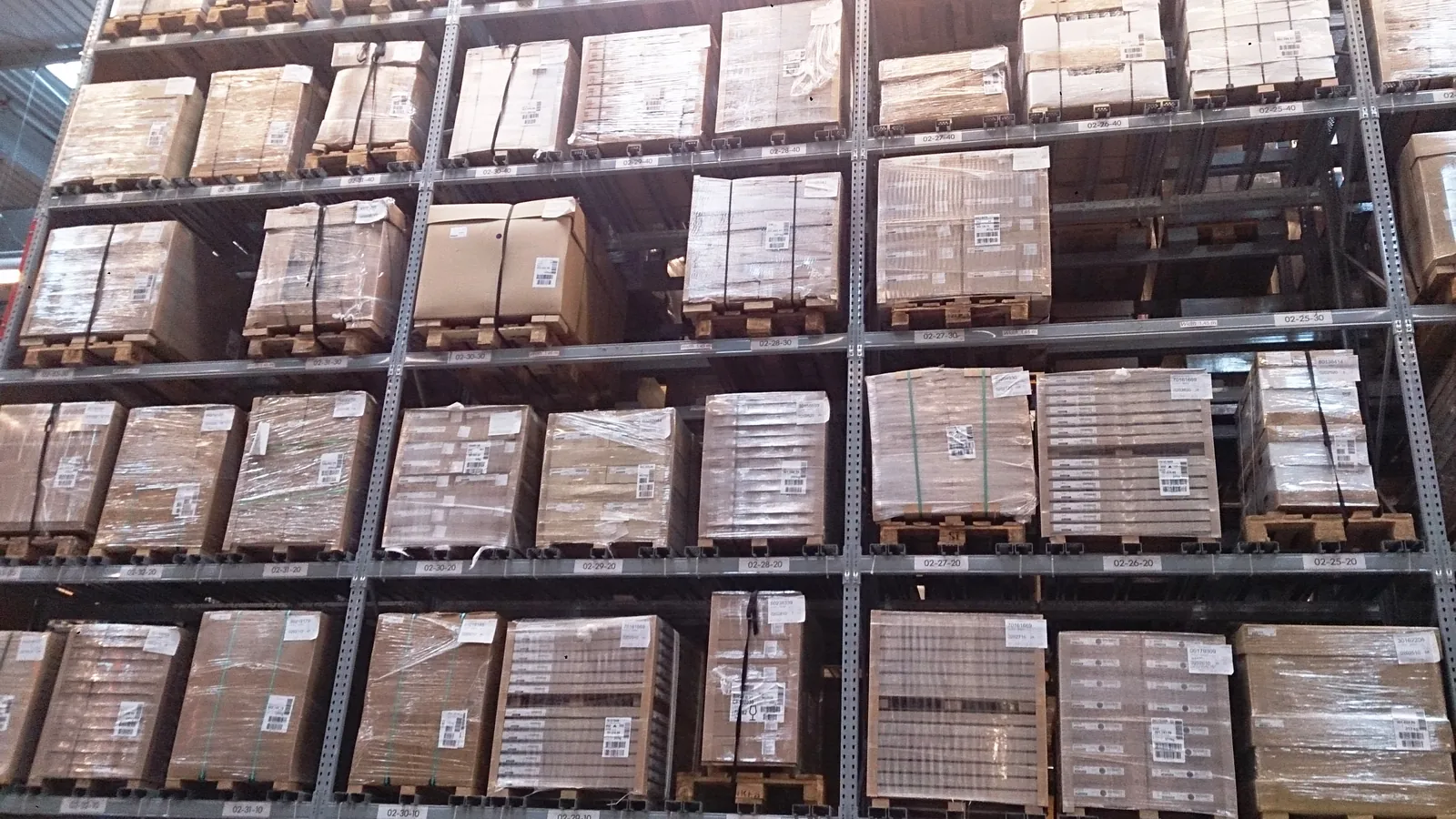 Almacén con estanterías de palés y producto terminado